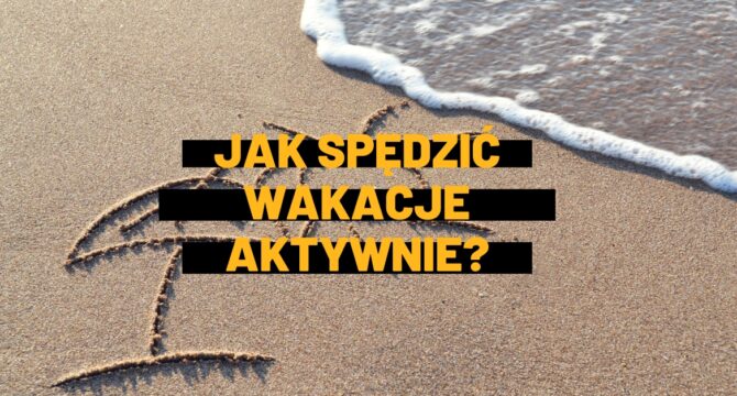 jak spędzić wakacje aktywnie? w tle plaża i morze